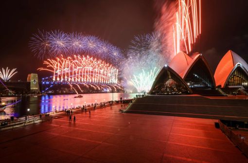 Mit dem traditionellen Feuerwerk wurde in Sydney das neue Jahr begrüßt. Foto: AFP/DAVID GRAY