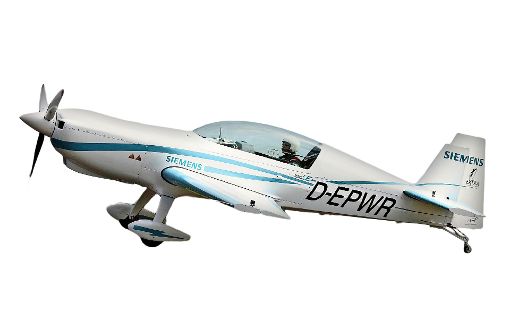 Mit dem  Sportflugzeug Extra 330LE  testet Siemens Elektroantriebe. Den Strom liefern Batterien. Künftige Elektroflieger könnten aber auch ganz anders aussehen. Foto:  