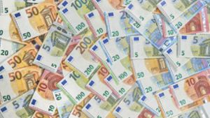 Älteres Ehepaar wirft 8000 Euro in Altkleidercontainer