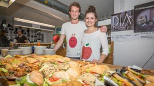 Im Foodsharing-Café „Raupe Immersatt“ in Stuttgart soll gerettetes Essen kostenlos angeboten werden - die Gäste sollen selbst entscheiden, welchen Betrag es ihnen wert ist. (Archivbild) Foto: Lichtgut/Julian Rettig