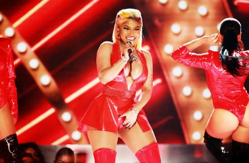 Sängerin Nicki Minaj wählte für ihren Bühnenauftritt bei den Bet Awards ein rotes Lackkleid. Foto: Getty