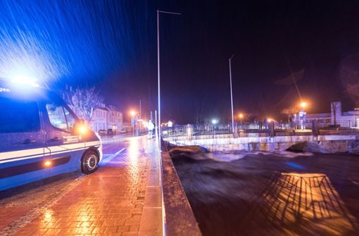 In St. Blasien haben die Rettungskräfte in der Nacht gegen die Wassermassen gekämpft. Foto: dpa