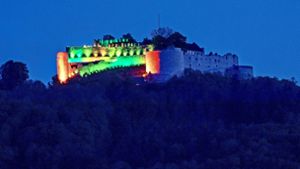 In schillernden Farben hat sich die Burg Hohenneuffen am Mittwochabend präsentiert. Foto: /Horst Rudel
