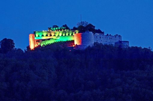 In schillernden Farben hat sich die Burg Hohenneuffen am Mittwochabend präsentiert. Foto: /Horst Rudel