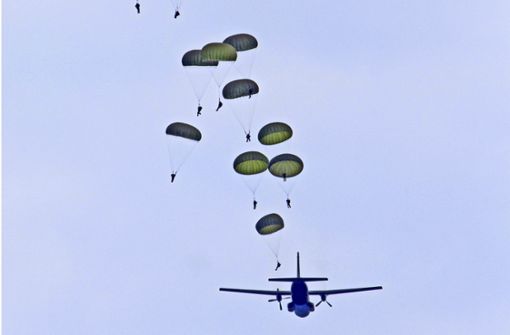 Bundeswehrsoldaten springen mit dem Fallschirm aus einer Transall. Foto: /imago stock&people