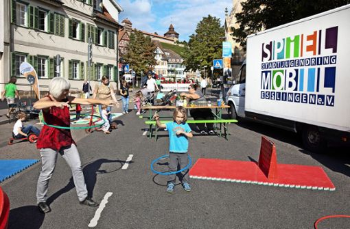 Wie man Parkplätze auch zum Spielen nutzen kann, zeigten Esslinger Initiativen beim „Parking Day“ in der Abt-Fulrad-Straße. Foto: Horst Rudel