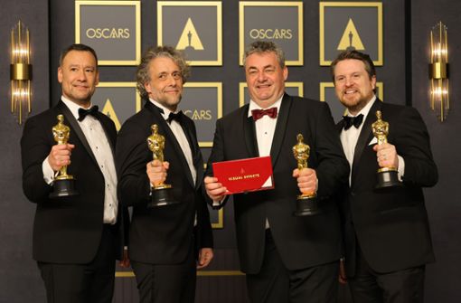 Gerd Nefzer (zweiter von rechts) mit seinem Oscar für die „Special Effects“ des SciFi-Epos „Dune“. Foto: AFP/Mike Coppola