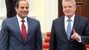 Bundespräsident Joachim Gauck (r) empfängt am 03.06.2015 vor dem Schloss Bellevue in Berlin den ägyptischen Präsidenten Abdel Fattah al-Sisi. Foto: dpa