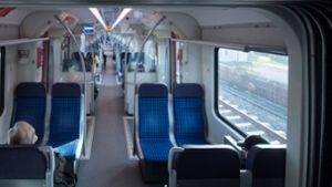 In drei Sitzen einer S-Bahn haben am Montagabend spitze Nadeln gesteckt (Symbolbild). Foto: dpa