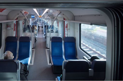 In drei Sitzen einer S-Bahn haben am Montagabend spitze Nadeln gesteckt (Symbolbild). Foto: dpa