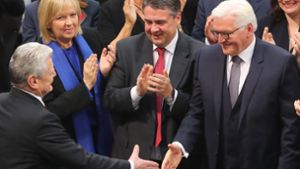 Der künftige Bundespräsidenten Frank-Walter Steinmeier (rechts) nahm nach seiner Wahl zahlreiche Glückwünsche entgegen – wie hier von Joachim Gauck. Foto: dpa