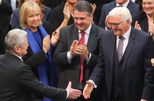 Der künftige Bundespräsidenten Frank-Walter Steinmeier (rechts) nahm nach seiner Wahl zahlreiche Glückwünsche entgegen – wie hier von Joachim Gauck. Foto: dpa