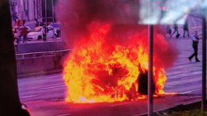 Das Auto stand auf der Heilbronner Straße in Flammen. Foto: Andreas Rosar/Fotoagentur-Stuttgart