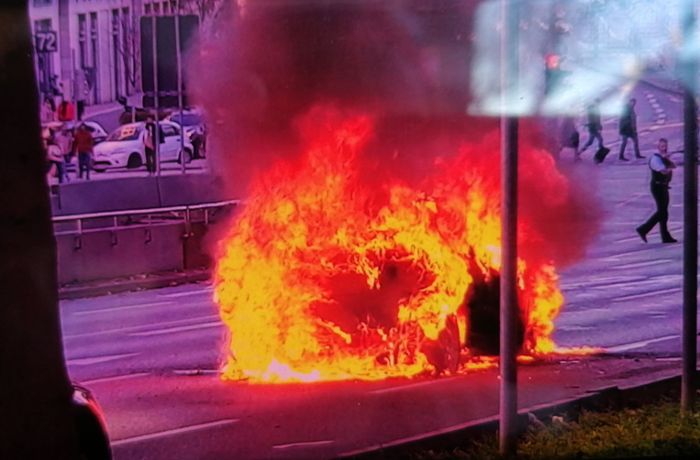 Feuerwehreinsatz in Stuttgart-Mitte: Autobrand sorgt für massive Verkehrsbehinderungen