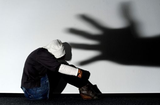 Der Angeklagte soll eines der beiden 13-jährigen Mädchen in seiner Wohnung vergewaltigt haben. (Symbolbild) Foto: dpa/Julian Stratenschulte