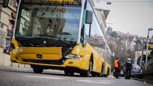 Wegen eines Unfalls am Stuttgarter Olgaeck wurde der Verkehr auf der Buslinie 42 ausgebremst. Foto: www.7aktuell.de | Robert Dyhringer