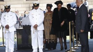 Abschied von Nelson Mandela in Pretoria: Als erste trat seine Witwe Graça Machel an den offenen Sarg. Foto: dpa
