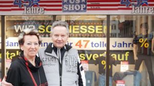 Hans und Doris Guryca betreiben den US-Shop nun seit 47 Jahren. Im April schließen sie die Türen für immer. Foto: Eileen Breuer