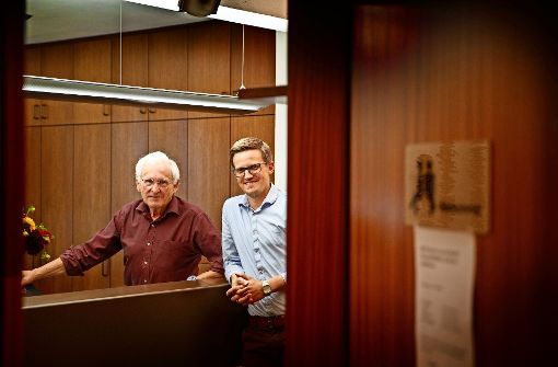 Der 71-jährige Allgemeinmediziner Walter Mast (links)  arbeitet seit 1980 in Althütte. Nun freut er sich, dass  Benjamin Tscheuschner seine Praxis übernimmt. Foto: Gottfried Stoppel
