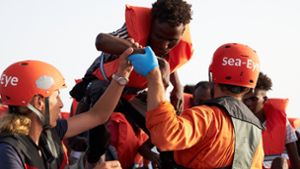 Seenotretter holen Flüchtlinge aus dem Mittelmeer: Solche Szenen veranlassten Stuttgarter Stadträte nun zum Handeln. Foto: dpa/Fabian Heinz