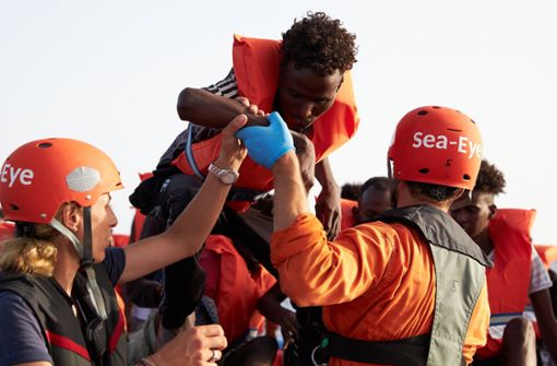 Seenotretter holen Flüchtlinge aus dem Mittelmeer: Solche Szenen veranlassten Stuttgarter Stadträte nun zum Handeln. Foto: dpa/Fabian Heinz