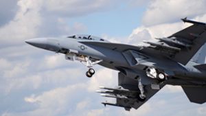 Das Vereidigungsministerium soll untersuchen, ob sich der US-Kampfjet F-18 (hier eine Maschine der US-Luftwaffe) als Ersatz für die atomwaffenfähigen Tornados der Bundeswehr eignet. Foto: dpa