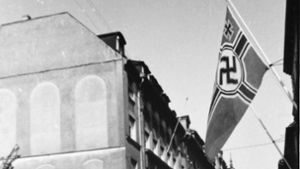 Auch in der Stuttgarter Christophstraße gab es Fahnenhalterungen –  in mancher steckte auch  eine Fahne mit Hakenkreuz Foto: Stadtarchiv