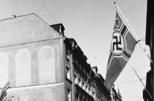 Auch in der Stuttgarter Christophstraße gab es Fahnenhalterungen –  in mancher steckte auch  eine Fahne mit Hakenkreuz Foto: Stadtarchiv