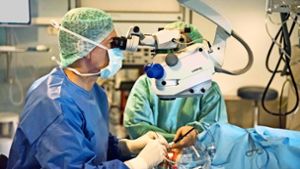 Die Verpflanzung der  Hornhaut – wie hier in der Augenklinik des Katharinenhospitals   – ist die häufigste Transplantationsform in der Medizin. Foto: Lichtgut/Max Kovalenko
