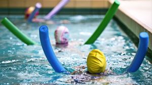 DLRG, Vereine und Badbetreiber  bieten  wesentlich mehr Schwimmkurse an – und trotzdem sind die Wartelisten lang. Foto: Lichtgut/Oliver Willikonsky