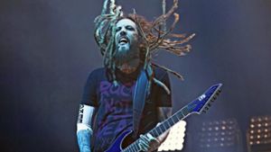 Er hat die Haare schön: Korn-Gitarrist James Shaffer in der Schleyerhalle Foto: Lichtgut/Julian Rettig
