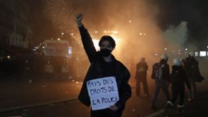 In Frankreich kommt es bei Protesten immer wieder zu Randale. Die Polizisten sind oft überfordert, das ist allerdings nicht der alleinige Grund für die Ausbrüche von Gewalt. Foto: dpa/Francois Mori