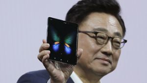 Samsung-Chef Dong-Jin Koh zeigt das neue Modell. Foto: AP