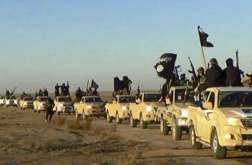 Ein Fahrzeugkonvoi mit Mitgliedern der Terrormiliz Islamischer Staat. Foto: Militant website/AP