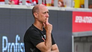 Über 90 Minuten betrachtet war die Mannschaft von Regensburg-Trainer Joe Enochs das bessere Team. Foto: Armin Weigel/dpa