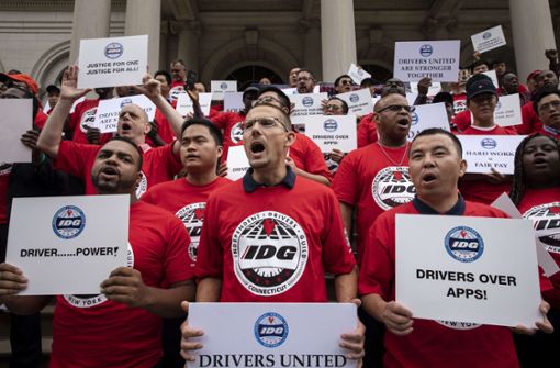 Fahrer der Anbieter Uber und Lyft protestieren vor dem Rathaus in New York für bessere Bedingungen. Foto: AFP/ Drew Angerer