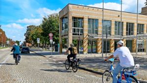 Kein Vergnügen ist bisher das Radfahren auf dem Kopfsteinpflaster vor dem Forum in Ludwigsburg. Foto: Simon Granville
