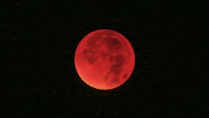 Die bevorstehende totale Mondfinsternis ist mit einer Gesamtdauer von knapp eindreiviertel Stunden außergewöhnlich lang. Foto: dpa