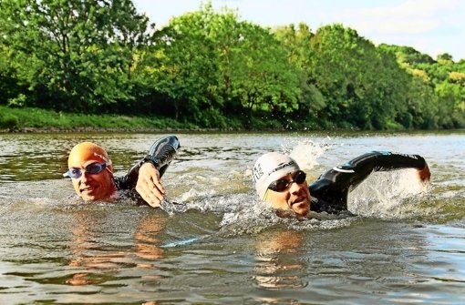 StZ-Redakteur Martin Tschepe (rechts)  hat den Neckar mit seinem Kollegen Volker Heyn durchschwommen. Foto: factum/Granville