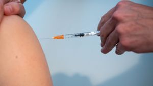 Leistungserbringer wie Arztpraxen und Impfzentren sollen dann erstmals am 5. September die beiden Impfstoffe bestellen können. (Symbolbild) Foto: dpa/Sven Hoppe