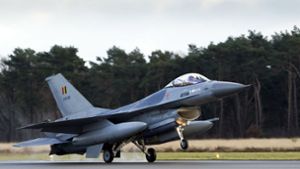Ein belgisches F16 Kampfflugzeug – das gleiche Modell wie auf dem Bild  – ist in der Bretagne abgestürzt. Foto: dpa/Kristof Van Accom