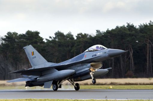 Ein belgisches F16 Kampfflugzeug – das gleiche Modell wie auf dem Bild  – ist in der Bretagne abgestürzt. Foto: dpa/Kristof Van Accom