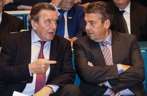 Gerhard Schröder und Sigmar Gabriel haben sich über den Ukraine-Krieg ausgetauscht. Foto: imago/localpic/Rainer_Droese
