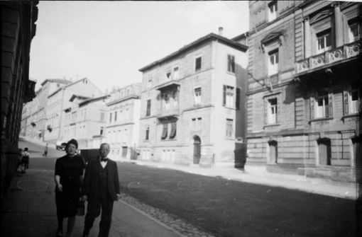 Was macht der Fotograf denn da?  Irritierte Passanten auf einem von rund 12 000 Bildern aus Stuttgart 1942. Foto: Stadtarchiv