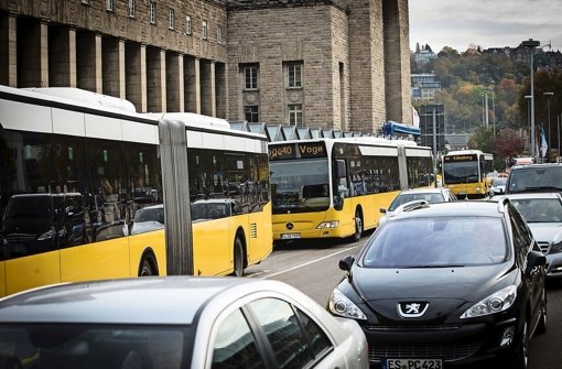 Zwei SSB-Busse am Hauptbahnhof: Die   Verkehrsbetriebe fühlen sich technisch gut aufgestellt, der Umwelthilfe genügt die Flotte angesichts der Luftwerte in Stuttgart nicht Foto: Achim Zweygarth