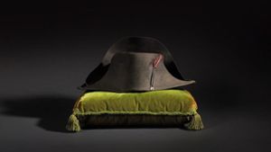 Bereits 2014 hat ein Bierter für diesen Hut des französischen Feldherren Napoleon Bonaparte fast zwei Millionen Euro ausgegeben. Foto: dpa