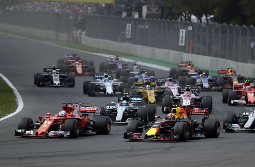 Ferrari-Pilot Sebastian Vettel und sein großer Titelrivale Lewis Hamilton kollidierten mit ihren Boliden nach dem Start. Foto: AP
