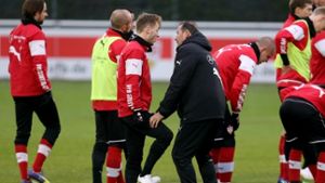 Huub Stevens beim Training der VfB-Profis Foto: Pressefoto Baumann