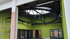 Eine große Öffnung im Dach des Depots ermöglicht einen großzügigen, hellen Eingangsbereich zur Kita (oben). Die Musikschule will schon im Februar starten. Foto: Jürgen Brand