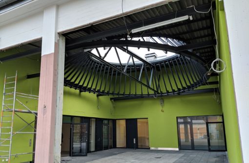 Eine große Öffnung im Dach des Depots ermöglicht einen großzügigen, hellen Eingangsbereich zur Kita (oben). Die Musikschule will schon im Februar starten. Foto: Jürgen Brand